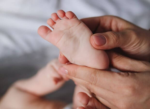 Babymassage under foden