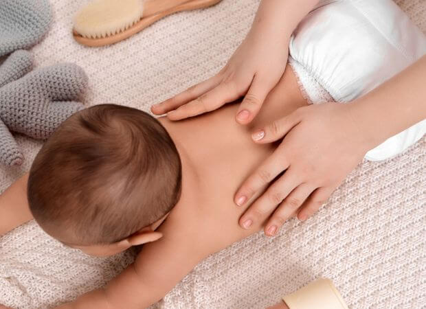 Babymassage på ryggen
